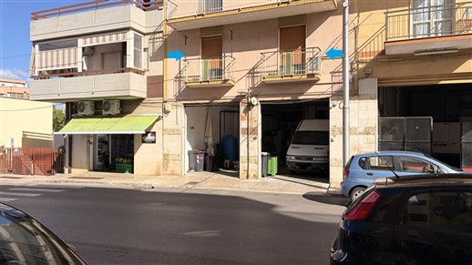 Appartamento Al Piano Ammezzato Di 2 Vani Oltre Accessori. Doppia Esposizione.